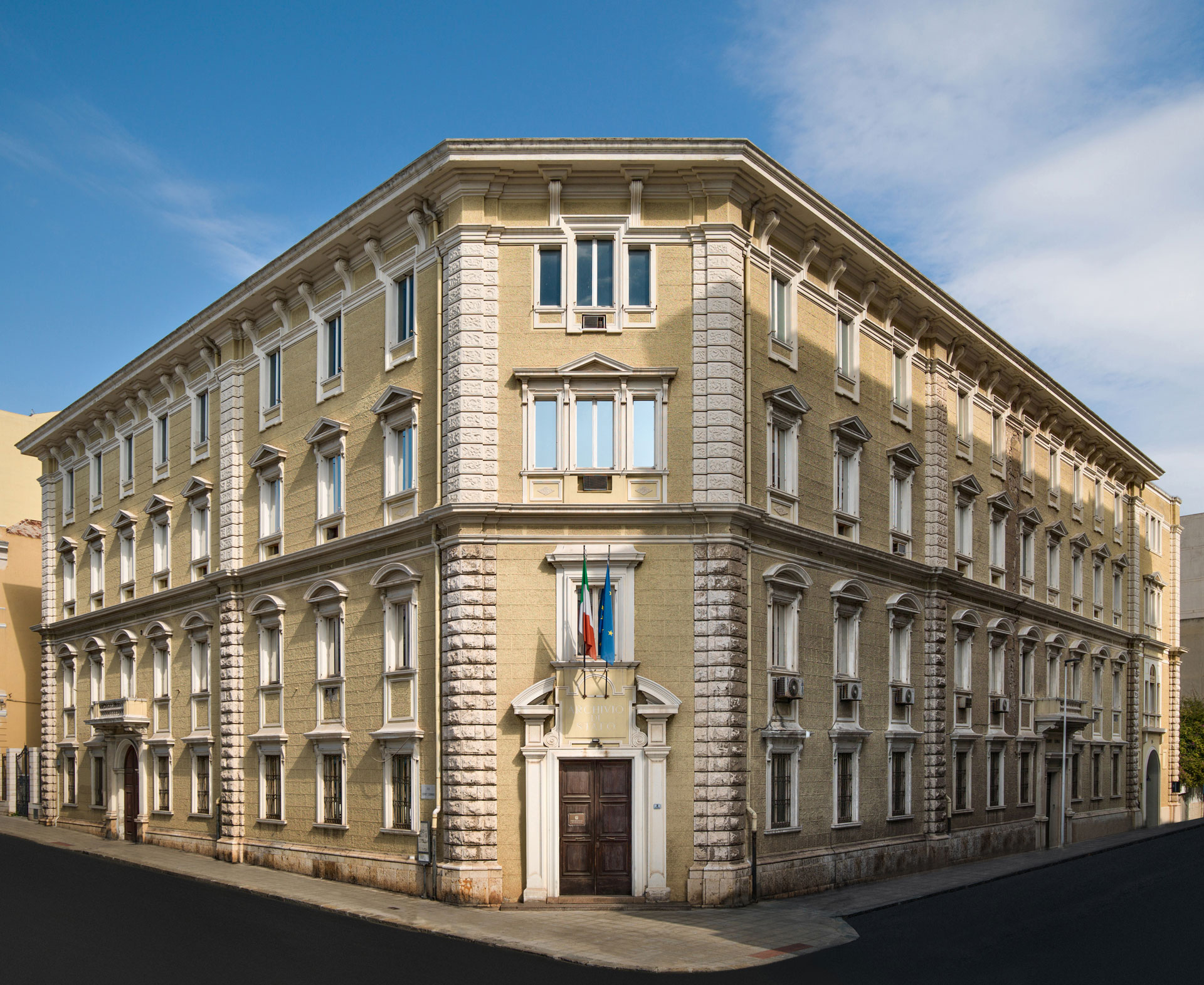 Veduta d'angolo del palazzo dell'Archivio di Stato con i due prospetti principali